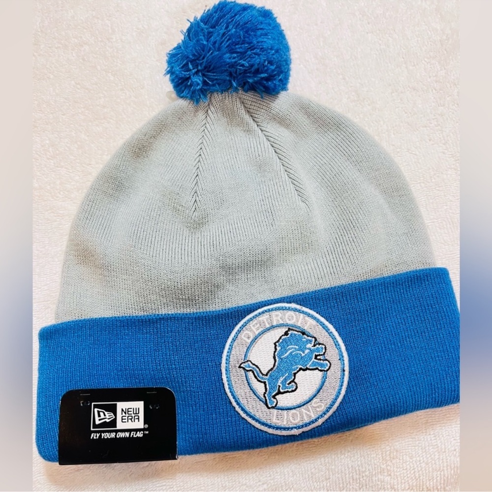 Beautiful Detroit Lions New Era Blue knit Beanie With Pom Pom hat RARE New